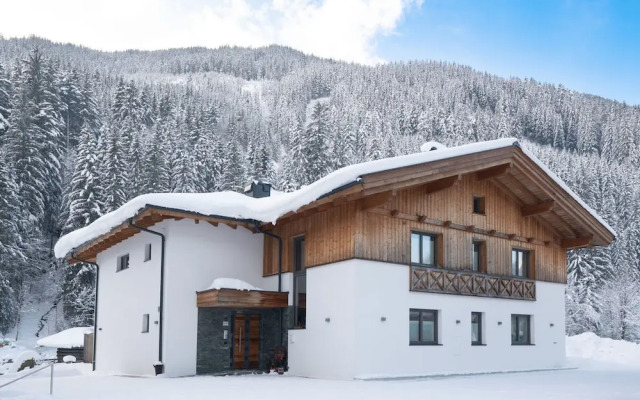 Spacious Chalet With Sauna