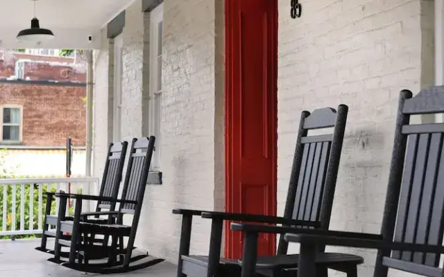 Kingston Carriage House