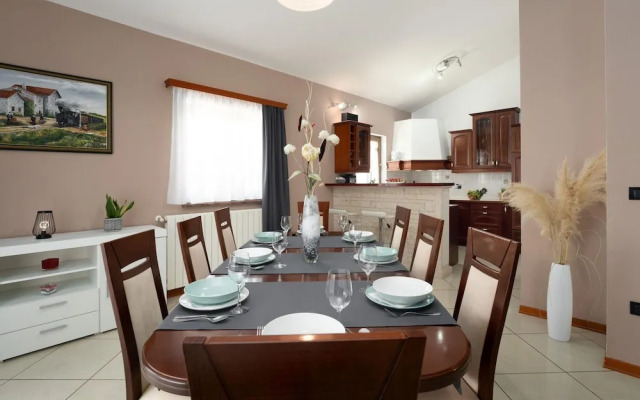 Splendid Villa in Vižinada with Hot Tub