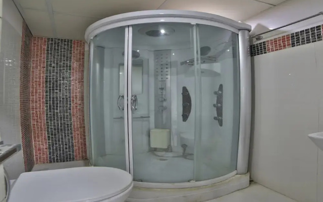 Oyo 44421 Hotel Radhika