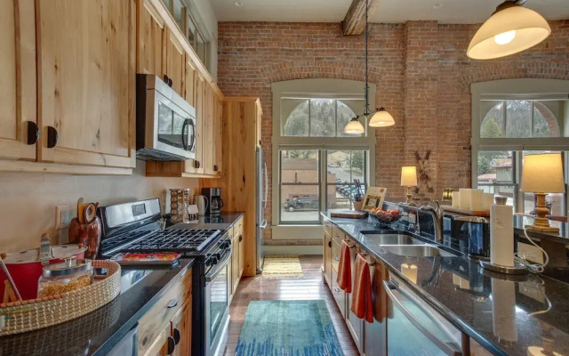 Updated Rustic-chic Condo on Ouray's Main Street!
