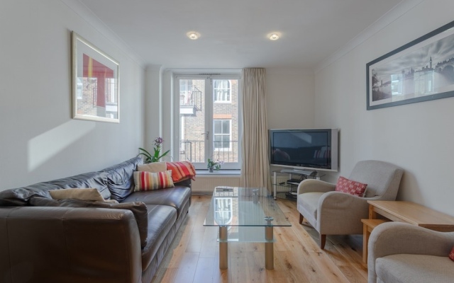 2 Bedroom House in Maida Vale With Balcony