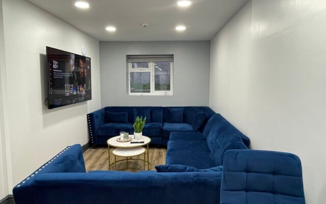 Spacious Studio Near City Centre!