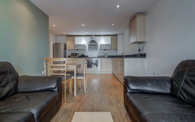 Bright & Modern 2-bedroom Flat - Sleeps 4