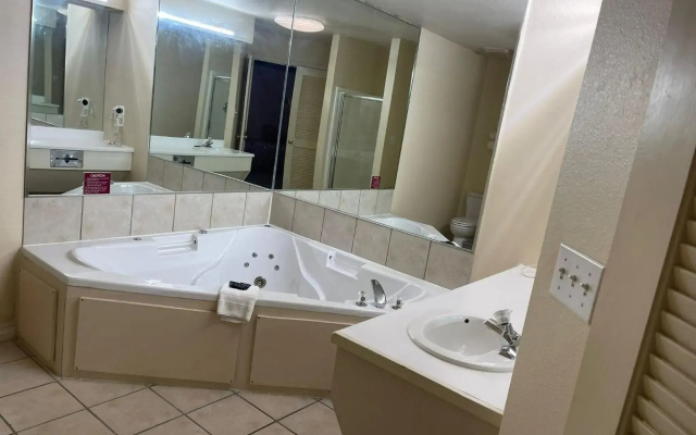 Lakeside Inn & Suites by OYO Mathis I 37