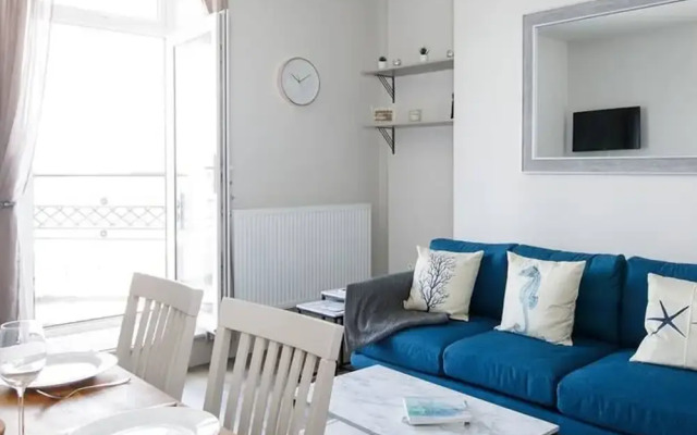 Panoramic sea Views in Beachfront apt w Balcony