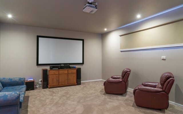 Currawong Close - Heated Pool, Home Theatre, WiFi, 4 bdrm, Pool Table