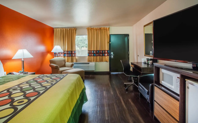 Super 8 by Wyndham Giddings