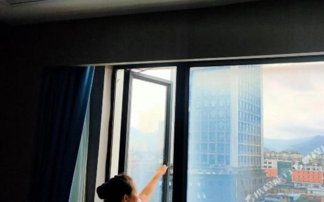 Liangjing Grand Hotel (Jingdezhen People's Square & Yuyaochang Park)