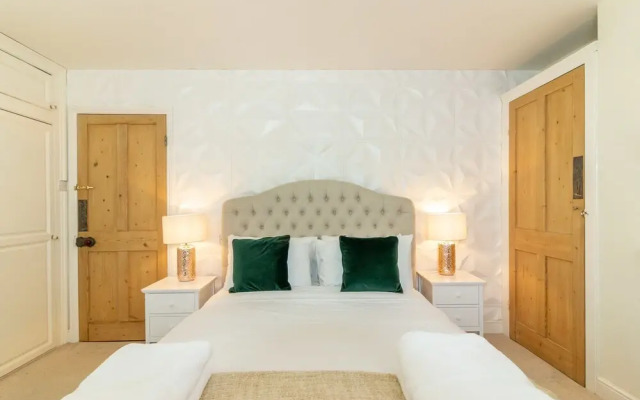 The River Cam Escape - 5BDR with Private Garden with Pond