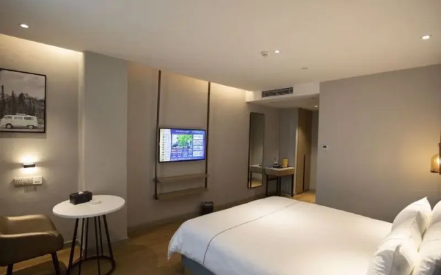 Magnotel Hotel (Dongxing Guomen Port)