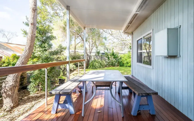 Cosy Getaway With Fireplace and Spacious Backyard