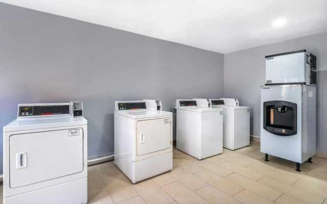 Econo Lodge Inn & Suites