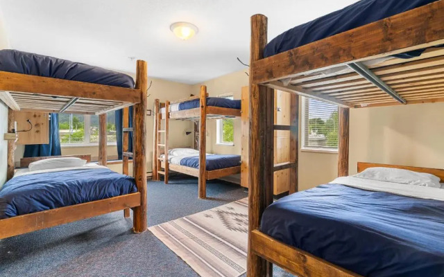 Squamish Adventure Inn & Hostel