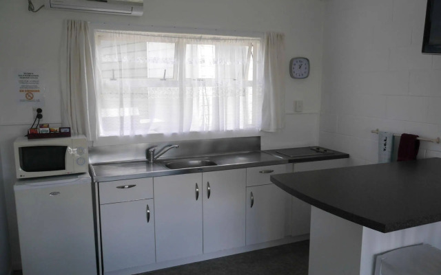 Raglan Palm Beach Motel