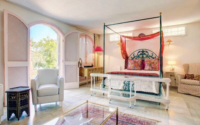 Romantic Puerto Banus Villa, Sea Mountain Views