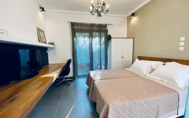 Small Gem Studio Athens, next to metro nomismatokopeio