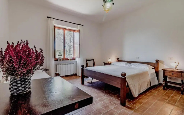 Beautiful 2-storey villa in Todi (room for 18)