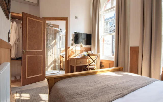 The Old Farmhouse Pub & Rooms