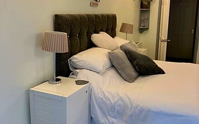Luxury 3 bedded room with sea peeps and parking