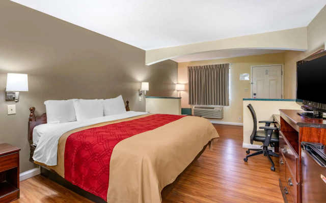 Econo Lodge Inn & Suites Southeast