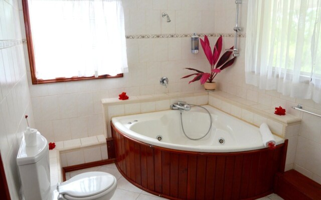 Villa With 5 Bedrooms in Machabee, With Pool Access, Enclosed Garden a