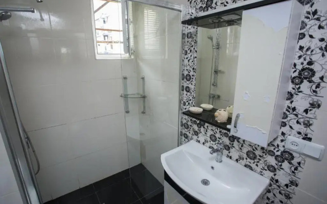 Apartment on Sherif Khimshiashvili Street 15b