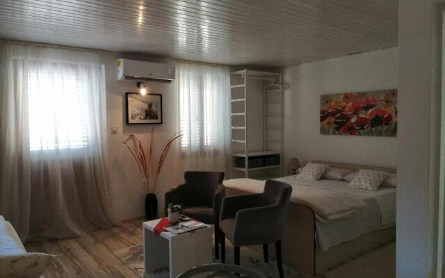 Studio Apartments Kuljiš