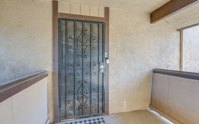 Cozy Fresno Condo w/ Balcony & Pool Access