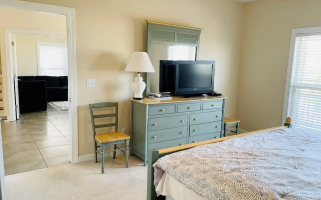 Holden' A Full House 4 Bedroom Home by RedAwning