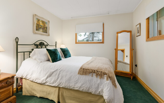 Bear Essentials Lakefront Hideaway