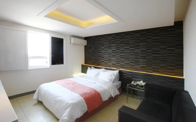 Q Hotel
