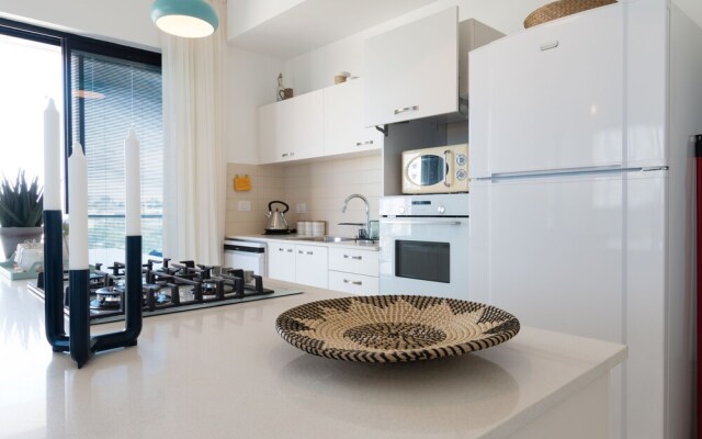 Artsy Modern Bright Apt in Bat Yam