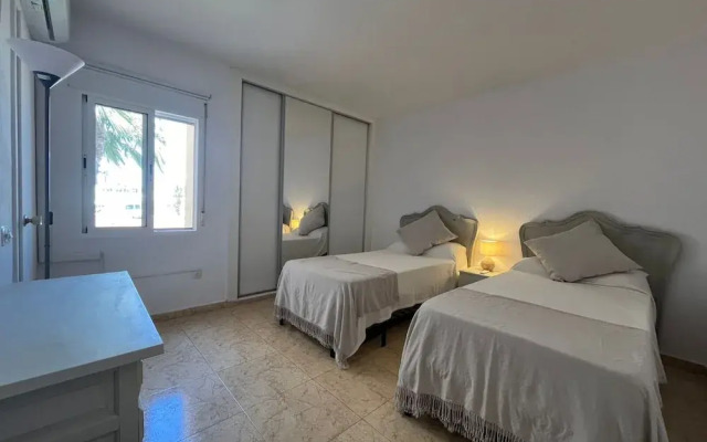 Lovely 2 Bedroom Apartment Near the Beach