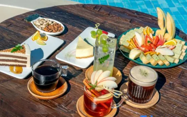 See the Mountains Again | Holiday Villa · Mountain · Seaview Holiday Hotel – Meal – Dali