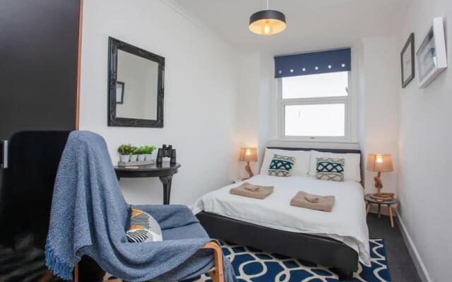 Large House, sleeps 10 with incredible sea views