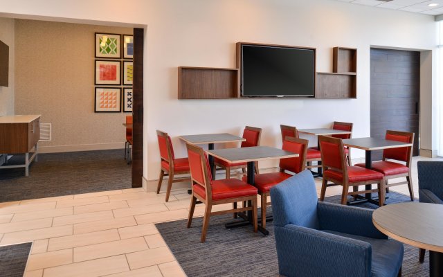 Holiday Inn Express & Suites Brighton South - US 23, an IHG Hotel