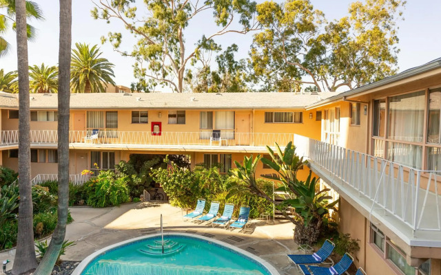 Cal Mar Hotel Suites