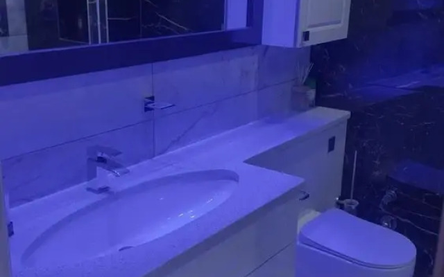 Stylish 6-bed Retreat With Parking and Jacuzzi