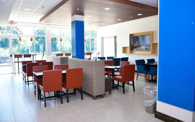 Holiday Inn Express & Suites Bensenville - O'Hare by IHG