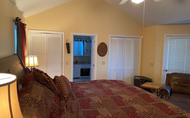 Bear's Mountaintop Views 3 Bedroom Chalet by RedAwning