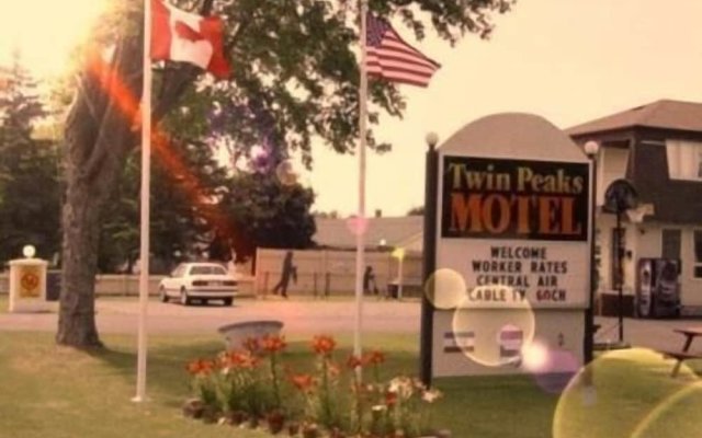 Twin Peaks Motel Napanee
