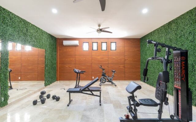 Stunning 2BR Condo Breathtaking Sky Bar Rooftop Pool Gym