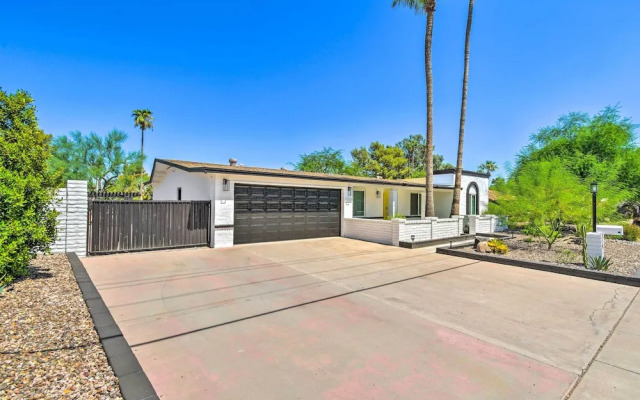 Modern Phoenix Home: Poolside Family Retreat!