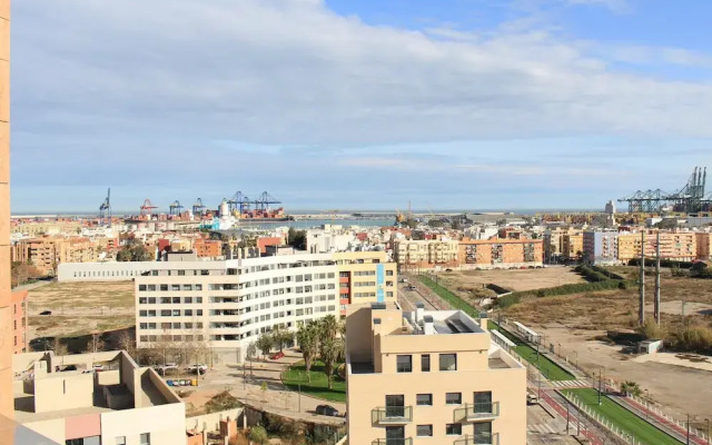 Luxury 1 Bedroom Apartment With Balcony and Pool