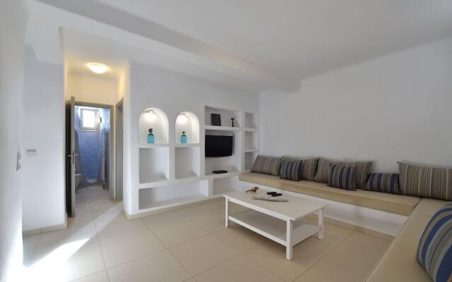 Panoramic three villa complex with helipad by VillaRentalsgr