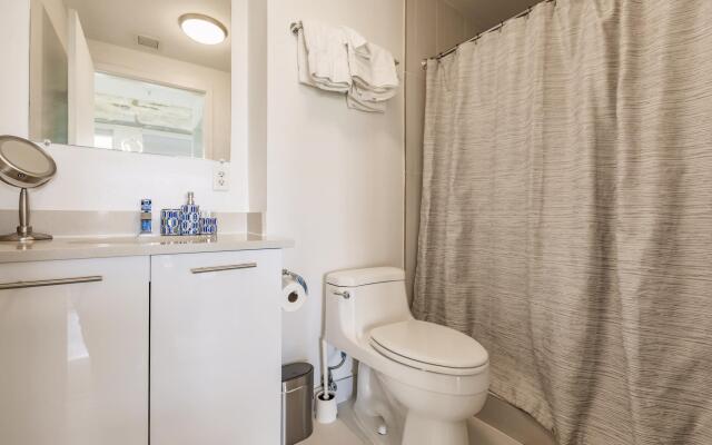 Hang Ten- Large Townhome, lux amenities, parking