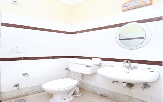 OYO 16441 Hotel Gurjeet