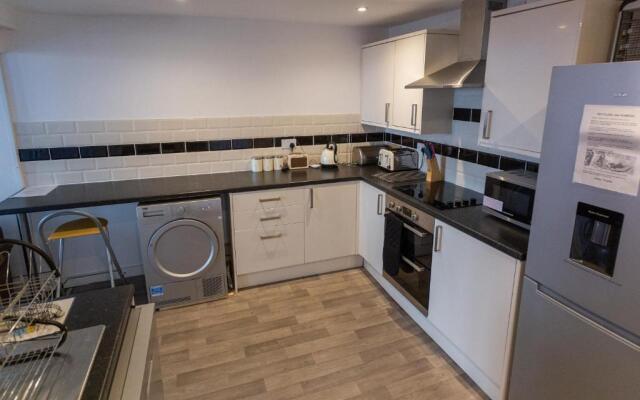 Ocean Apartment, 50 yds to Beach, Sleeps 10