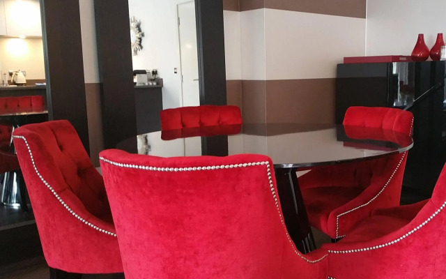 The Luxurious Suite (Peymans)